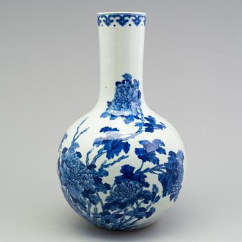 A Chinese porcelain blue and white vase, 20th century.