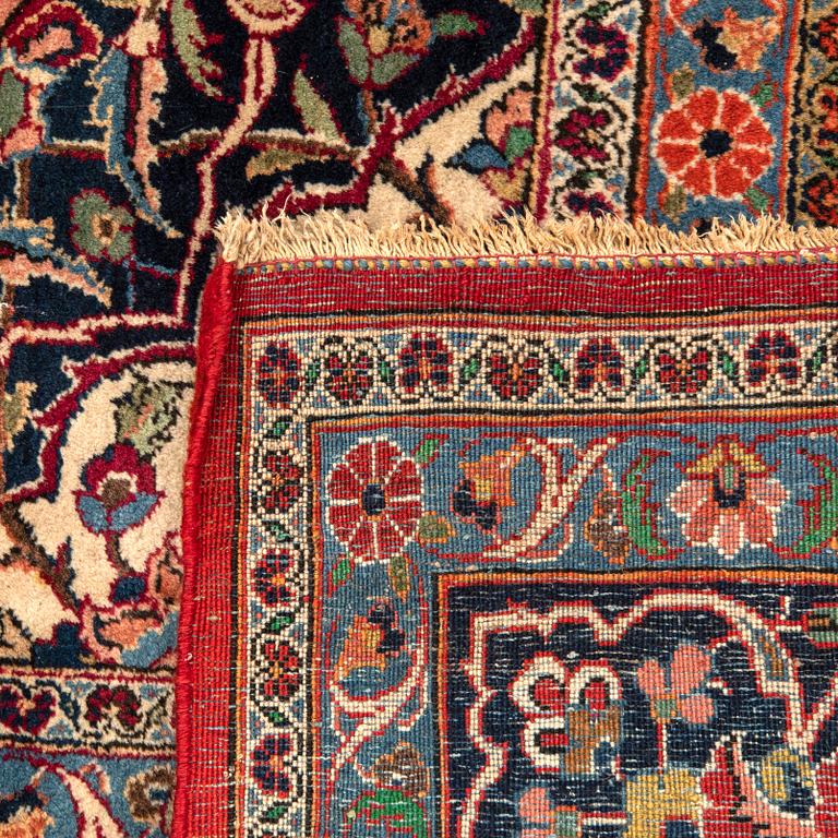 A semaintique/antique Kashan carpet ca 383x265 cm.