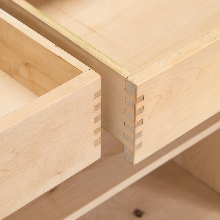 Aino Aalto, kaappi, malli 808 ja vitriini, malli 214 O.Y. Huonekalu- ja Rakennustyötehdas A.B. 1950-luvun alku.