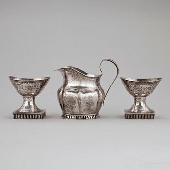 SALTKAR samt GRÄDDKANNA, silver, Senempire, kannan tillverkad av Jacob Engelbert Sundberg, Sundsvall,1864. Vikt ca 169 g.