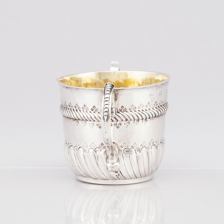 An English late 17th Century silver porringer, marks if William Andrews, London 1697-98.