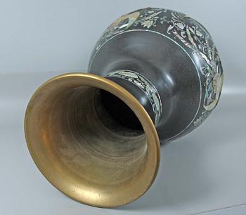 GOLVURNA, svartlackerad mässing, Kina, 1900-tal.