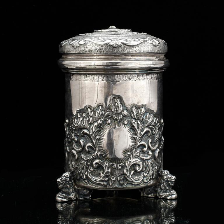 DRYCKESKANNA, sterlingsilver, barockstil, svenska importstämplar. 1900-talets första hälft. Vikt ca 760 gram.