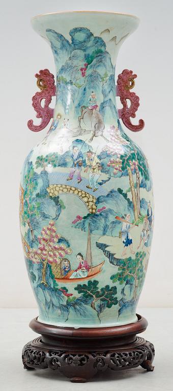 PRAKTVAS, porslin. Sen Qing dynastin.