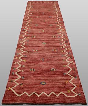 A Kelim runner carpet, 296 x 84 cm.