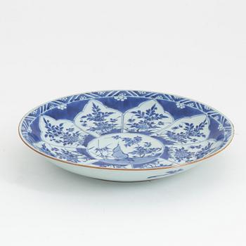 1325. A blue and white dish, Qing dynasty, Kangxi (1662-1722).