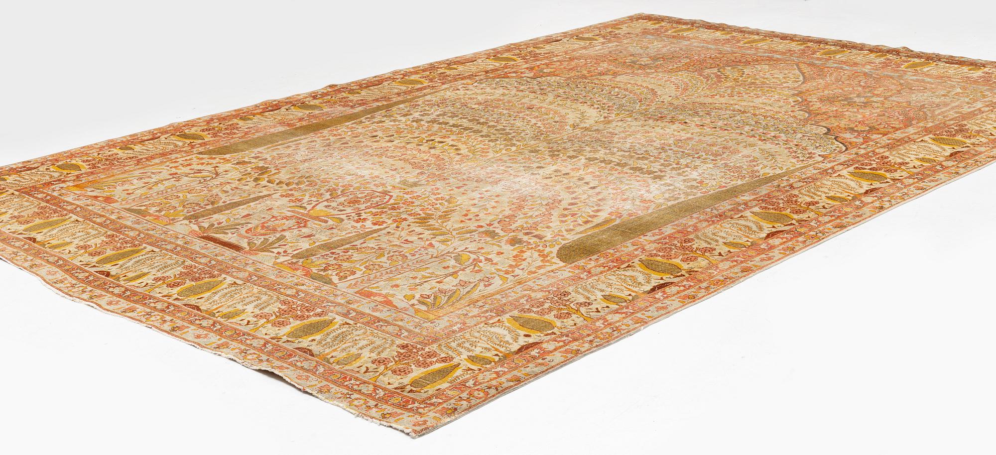 An antique Tabriz carpet, ca 404 x 276 cm.
