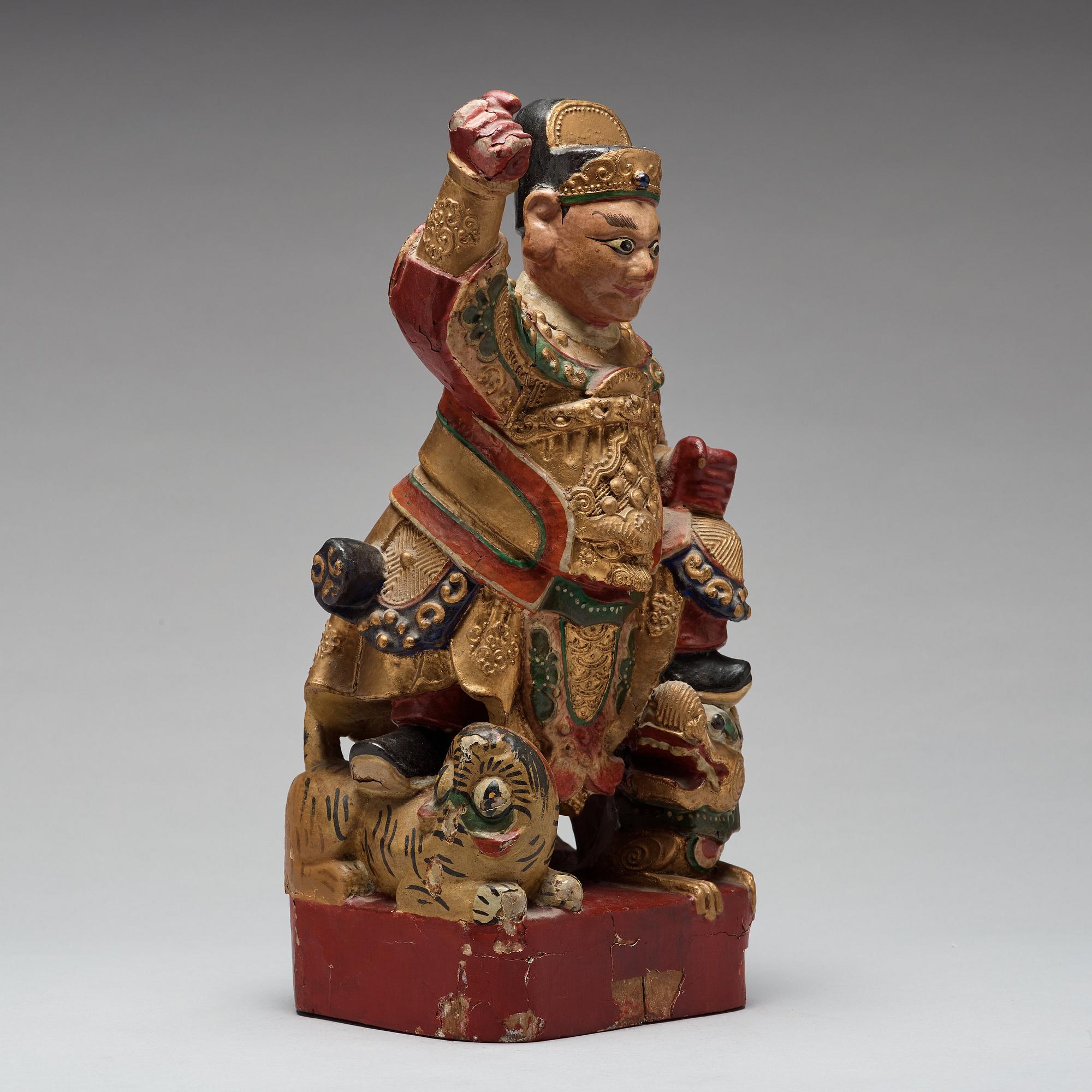 SKULPTUR, lackerat trä. Qingdynastin, 1800-tal.