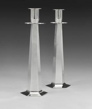 Wiwen Nilsson, A pair of Wiwen Nilsson sterling candlesticks, Lund 1958.