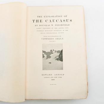 Freshfield, Douglas W.: The Exploration of the Caucasus. Förstaupplaga 1896. 2 band. Fotograf Vittorio Sella.