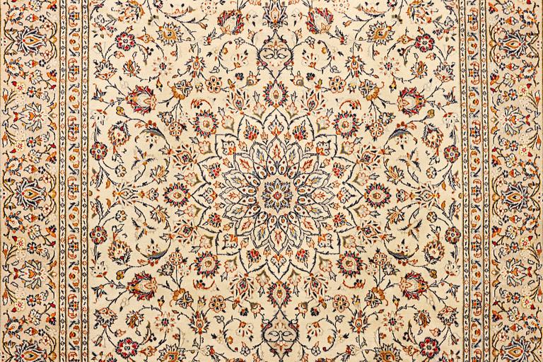A Kashan carpet, a. 300 x 198 cm.