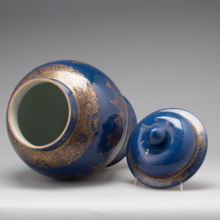 PRAKTURNA med LOCK, porslin. Qingdynastin, Qianlong (1736-95).