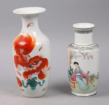 VASER, 2 st, porslin, Kina, 1900-tal.