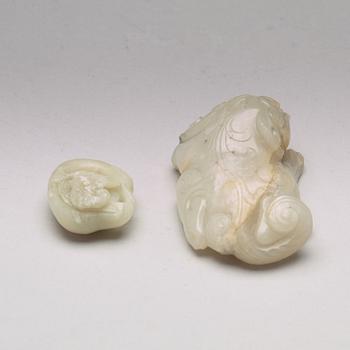 FIGURINER, två stycken, nefrit. Troligen sen Qing dynasti (1644-1912).