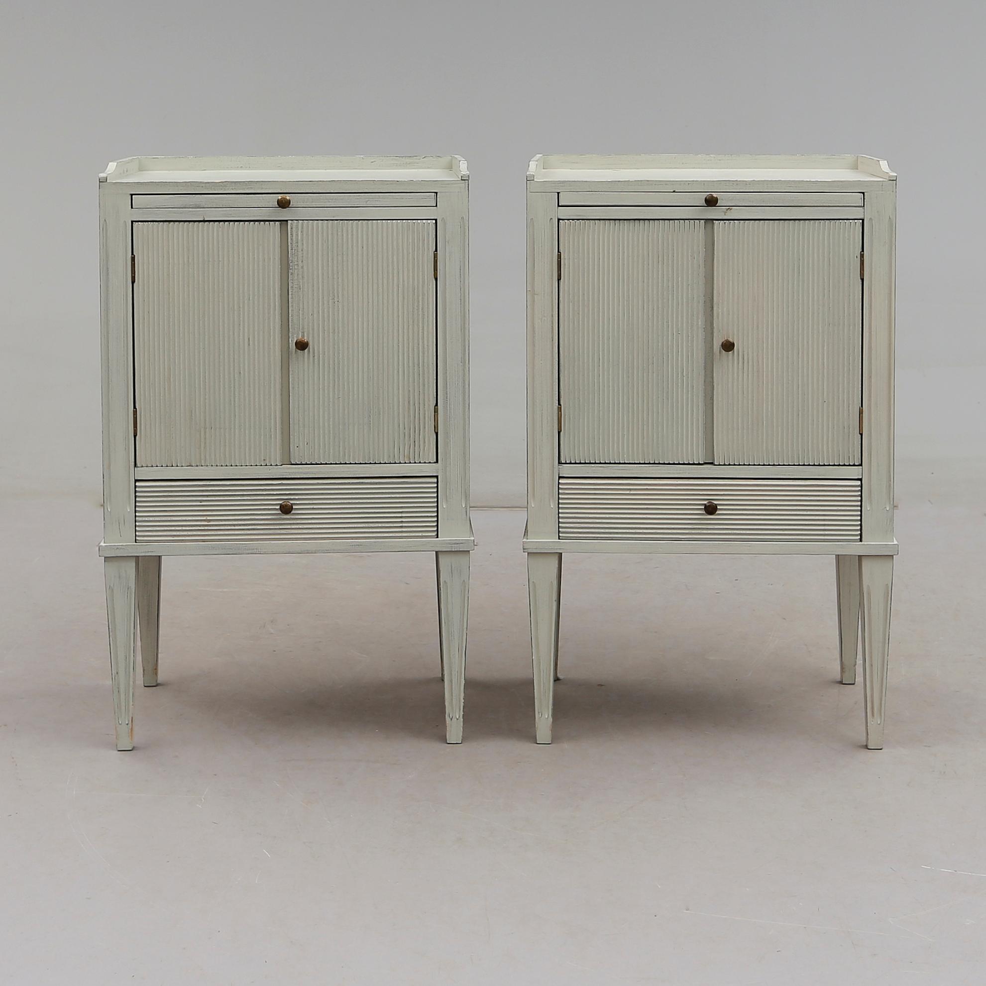 SÄNGBORD, 1 par, gustaviansk stil, 1900-talets andra hälft.