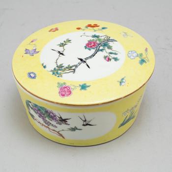 A Chinese famille rose bowl with cover, 20th century.