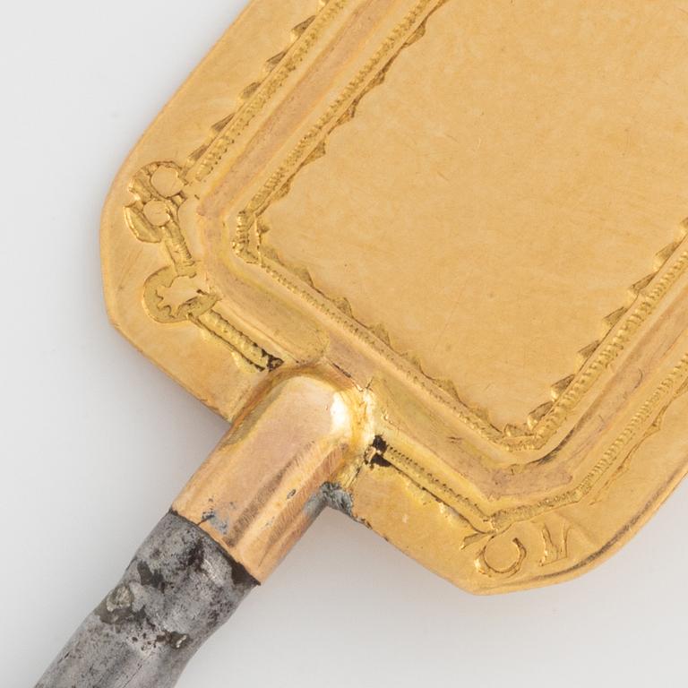 Nyckeldragare, 18k guld, otydlig mästerstämpel, möjligen för Hans Henrik Wihlborg, Stockholm 1794.