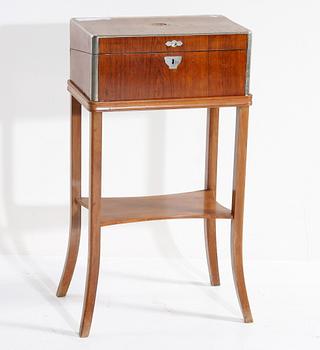 SKRIVSCHATULL PÅ BENSTÄLLNING, 1800/1900-tal.