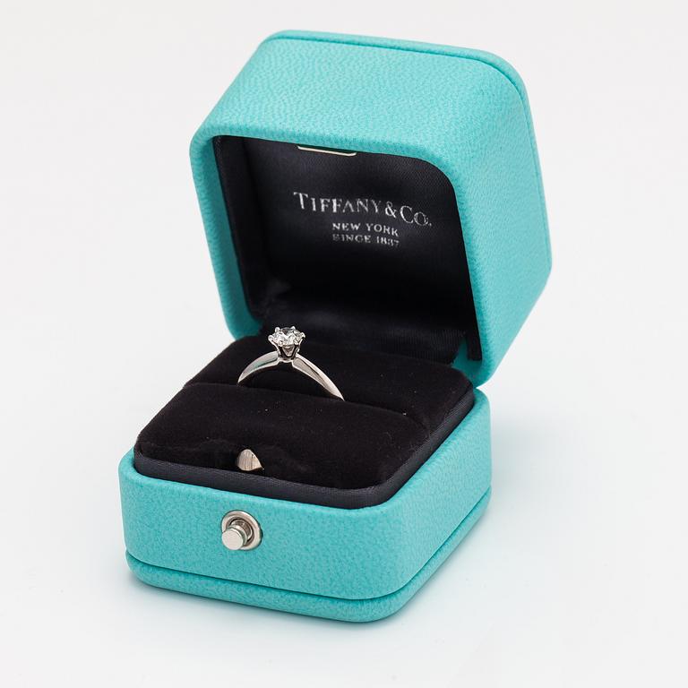 Tiffany & Co, Ring, platina, diamant ca 0.38 ct. Numrerad 66830322.