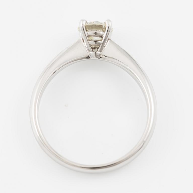 Solitaire ring in 18K white gold with brilliant-cut 
diamond.