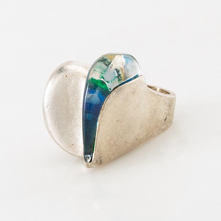 Björn Weckström, ring "Darinas tår", sterlingsilver och akryl. Lapponia 1970-tal.