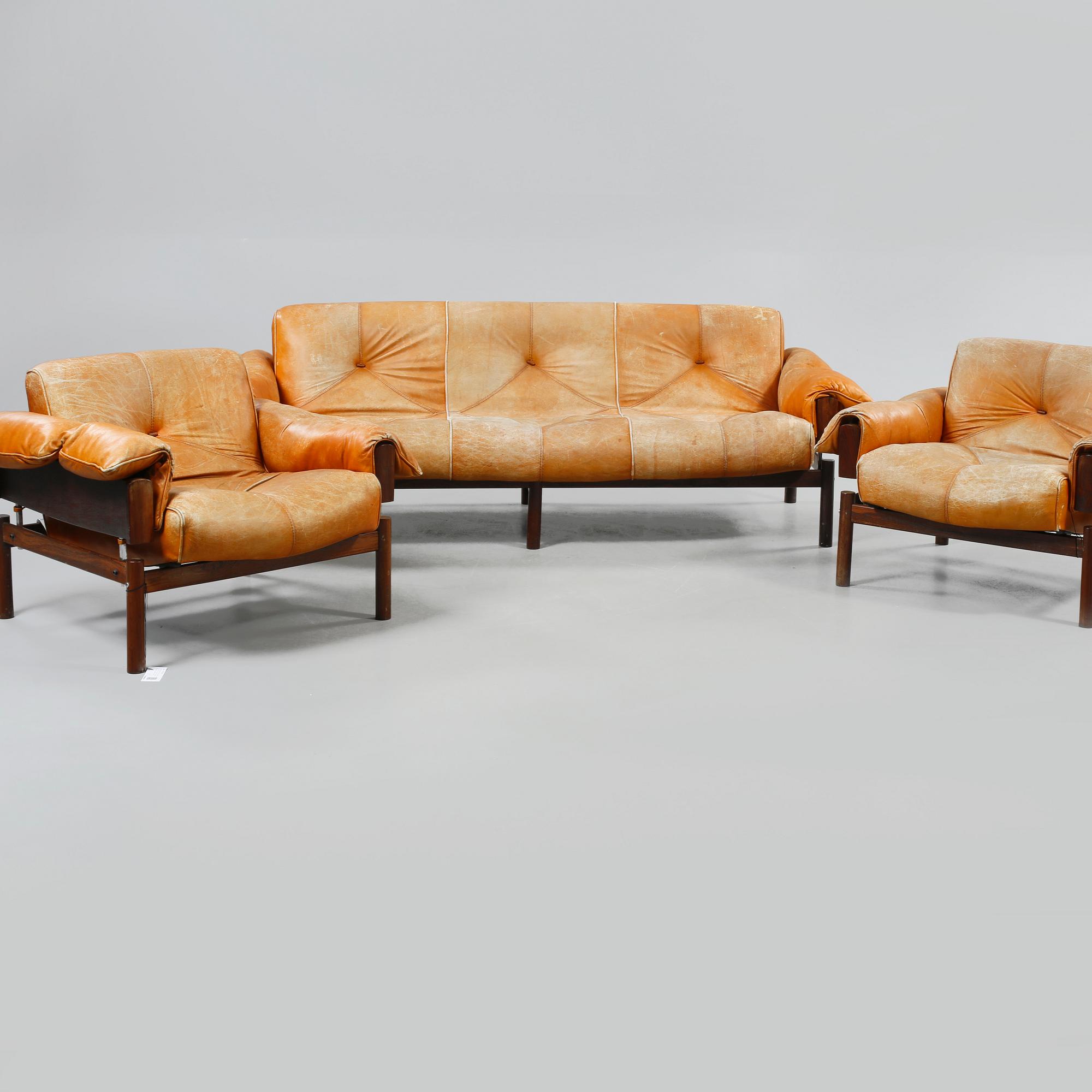SOFFA SAMT FÅTÖLJER, ett par, "MP 13", Percival Lafer, MP Lafer, omkring 1970. CITES-intyg medföljer.