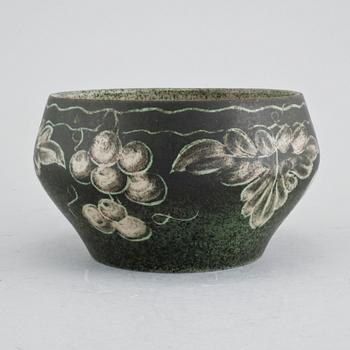 A ceramic bowl, made by Upsala-Ekeby in the 1910/20s.