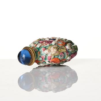 A Chinese porcelain snuff bottle, late Qing dynasty / early 20th century.