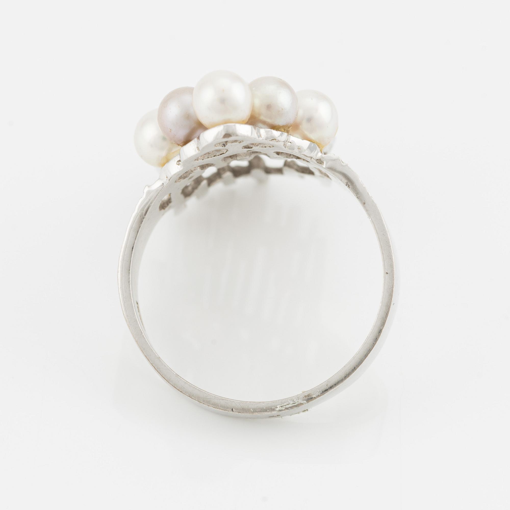 Ring 18K vitguld med odlade pärlor.