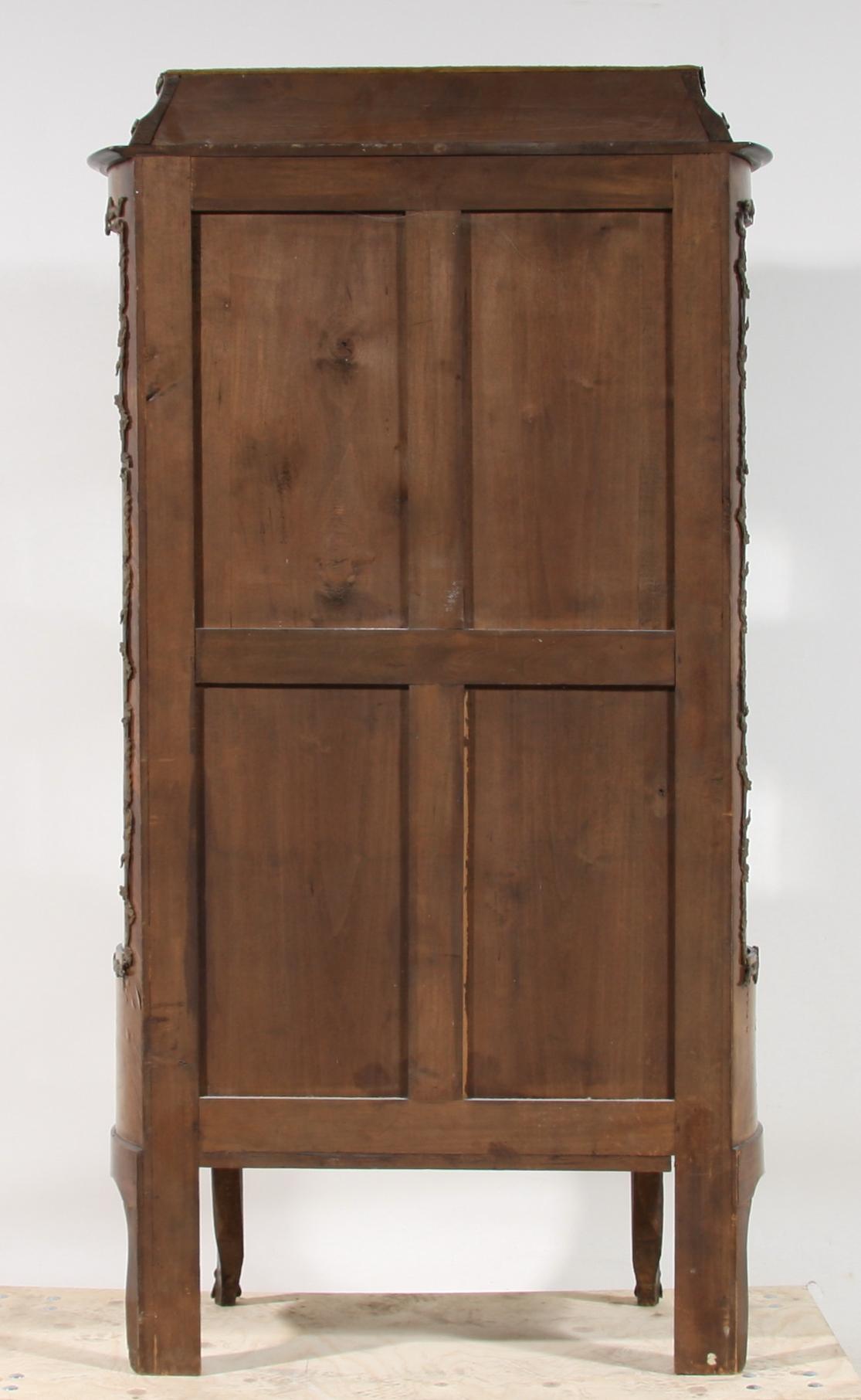 VITRINSKÅP, Louis XV-stil, 1900-tal.