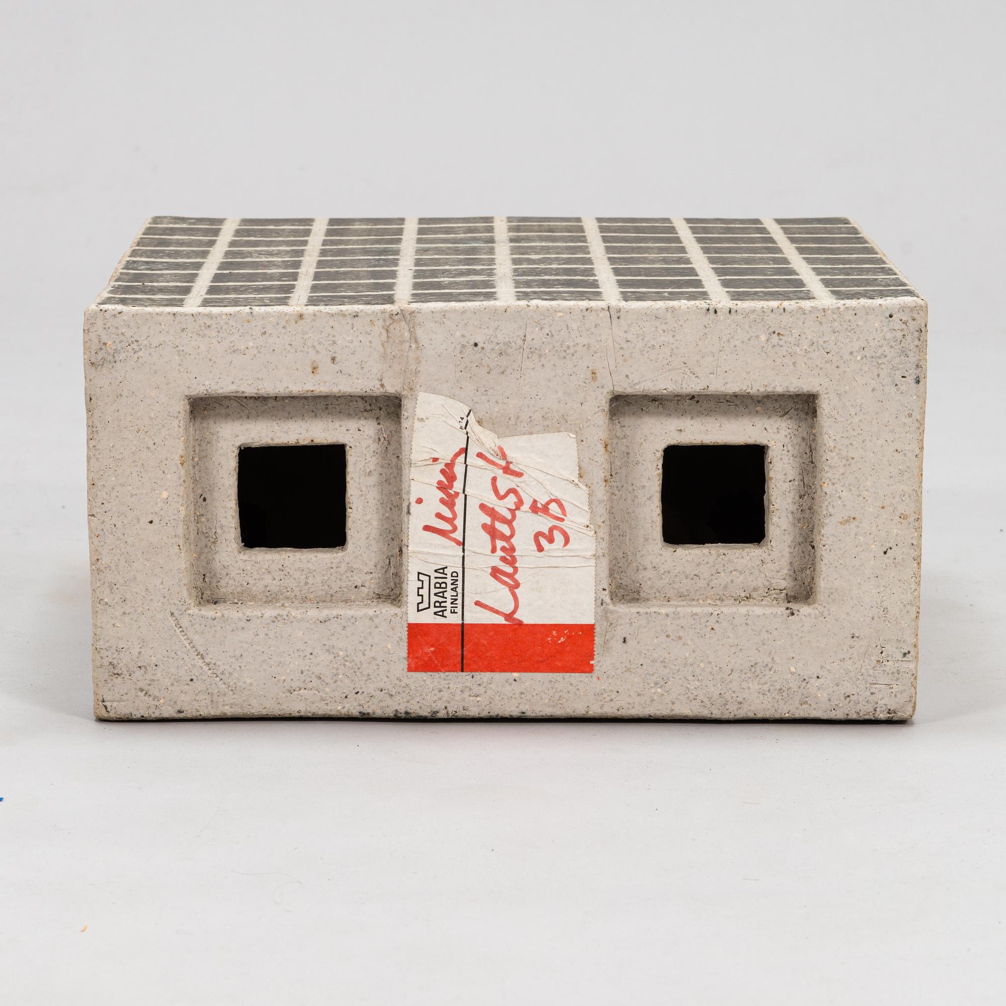 Minni Lukander, A sculpture /urn signed Minni 1984 Arabia.