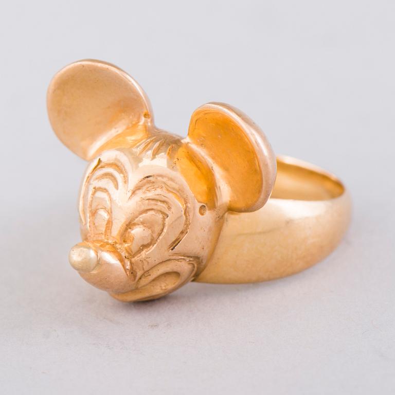 A RING, "Mickey Mouse", 18K gold. Helsinki 1976.