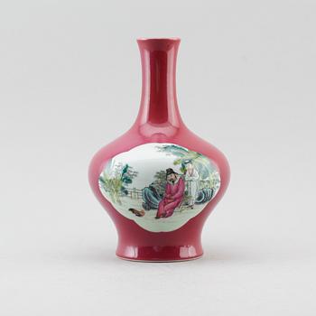VAS, porslin, Kina, sannolikt 1900-tal.