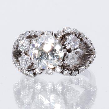 Ring 18K whitegold 1 old-cut diamond approx 2,40 ct approx H - I, old-and brilliant-cut diamonds approx 1 ct.