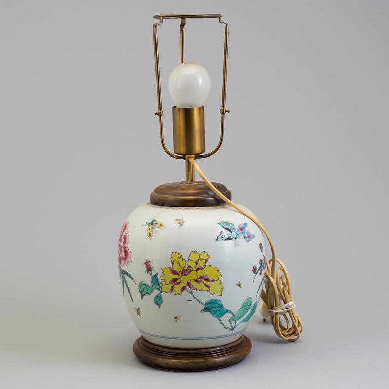 A Chinese Export porcelain jar converted to a table lamp decorated in famille rose. Qing dynasty, 19th century.