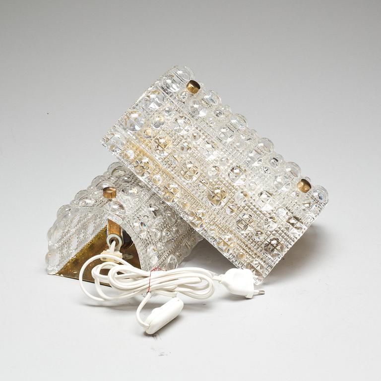 VÄGGLAMPOR, 2 snarlika. Design Carl Fagerlund.