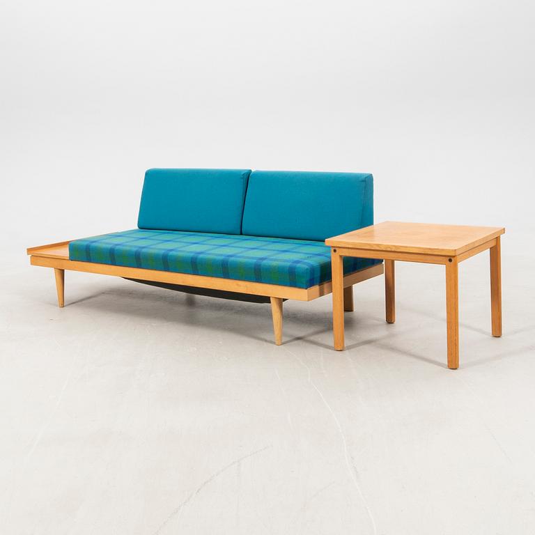 Ingmar Relling, soffa samt sidobord "Svane", ur Svane-serien, Ekornes Fabrikker A/S, Norge, 1970-tal.