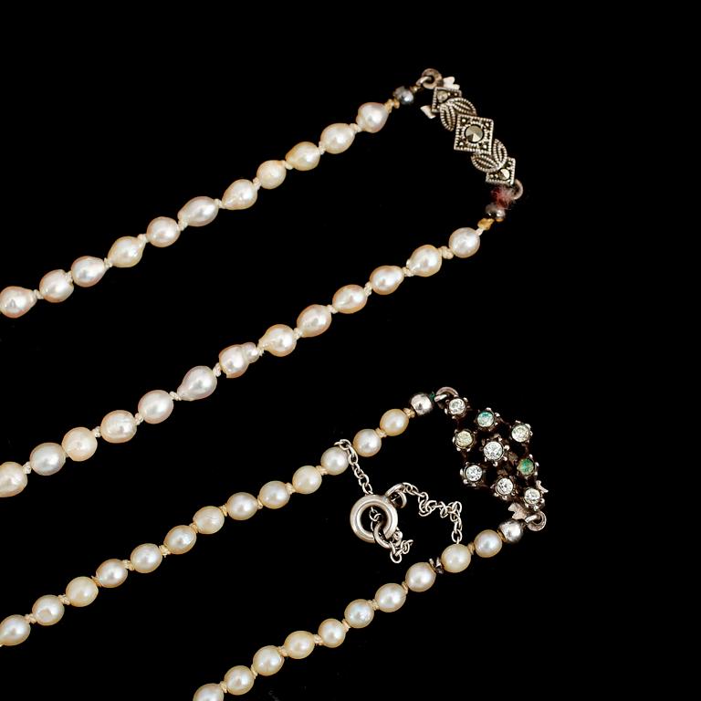 PÄRLCOLLIER, 2 st, odlade doserade pärlor, 1900-talets första hälft.