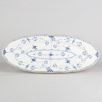 A Large 'Blue Fluted Full Lace' / 'Musselmalet' porcelain fish platter, Royal Copenhagen, model 537, 1898-1923.