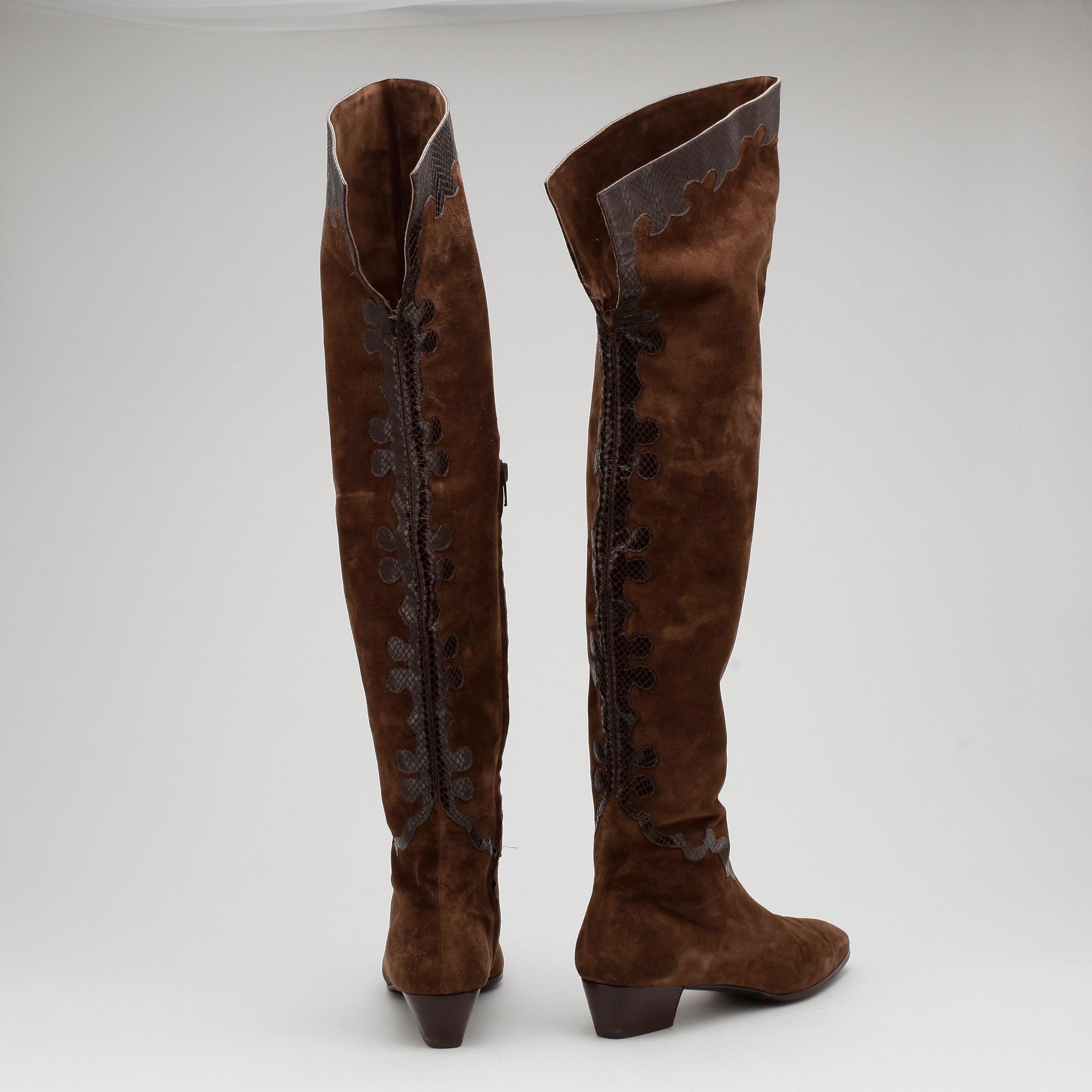 DALCO', a pair of brown suede boots.