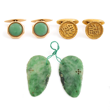 A set with two Chinese cuff links and two jade carvings, early 20th Century.