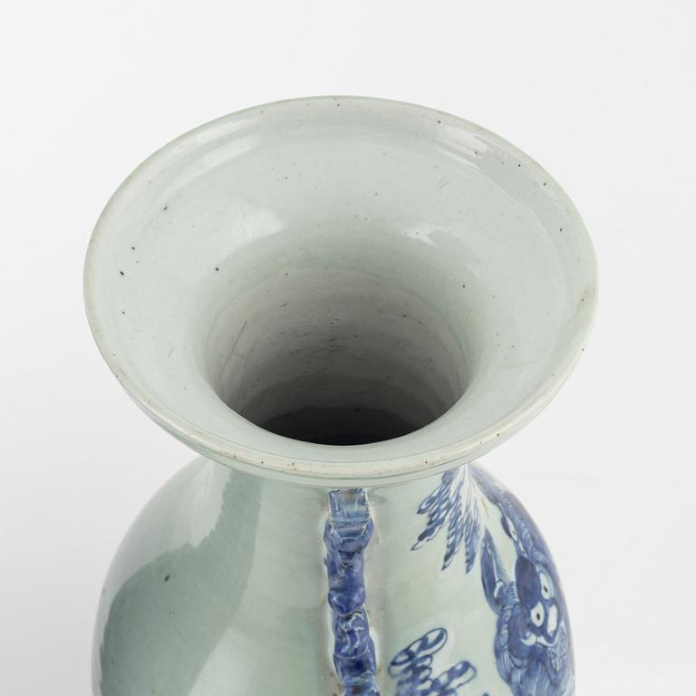 A set of two Chinese vases, late Qing dynasty/early 20th Century.