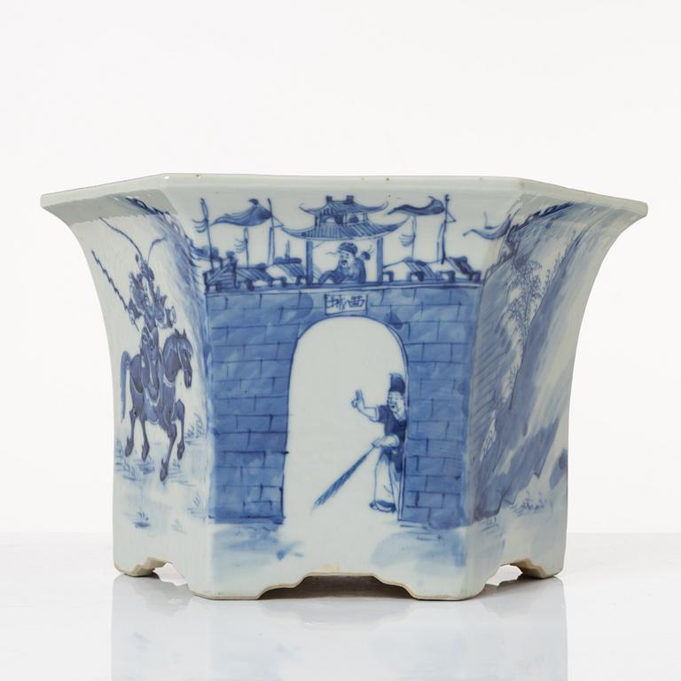 A Chinese blue and white porcelain flower pot, Qing dynasty, 19th century.