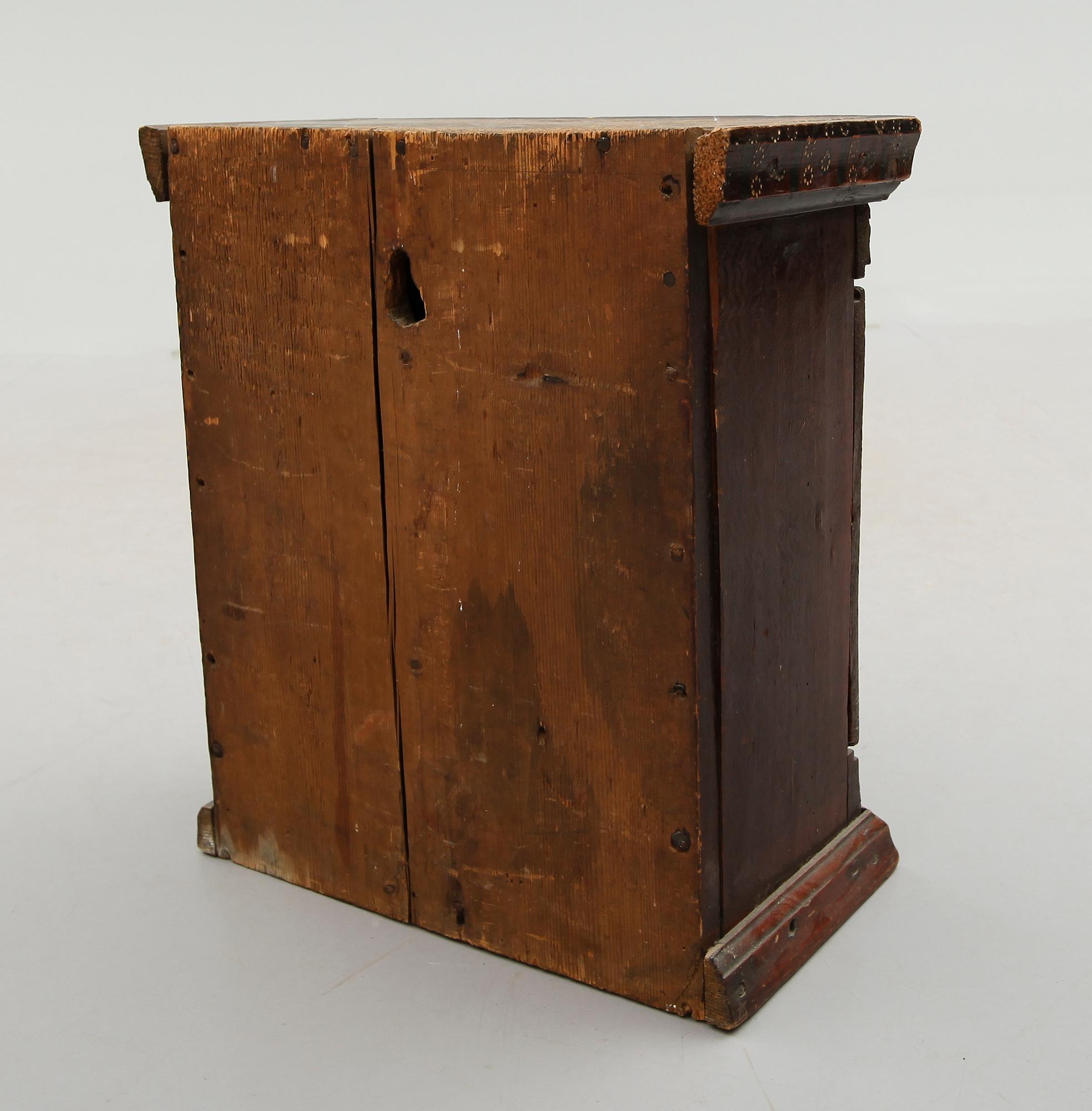 HÄNGSKÅP, allmoge, 1800-talets första hälft.