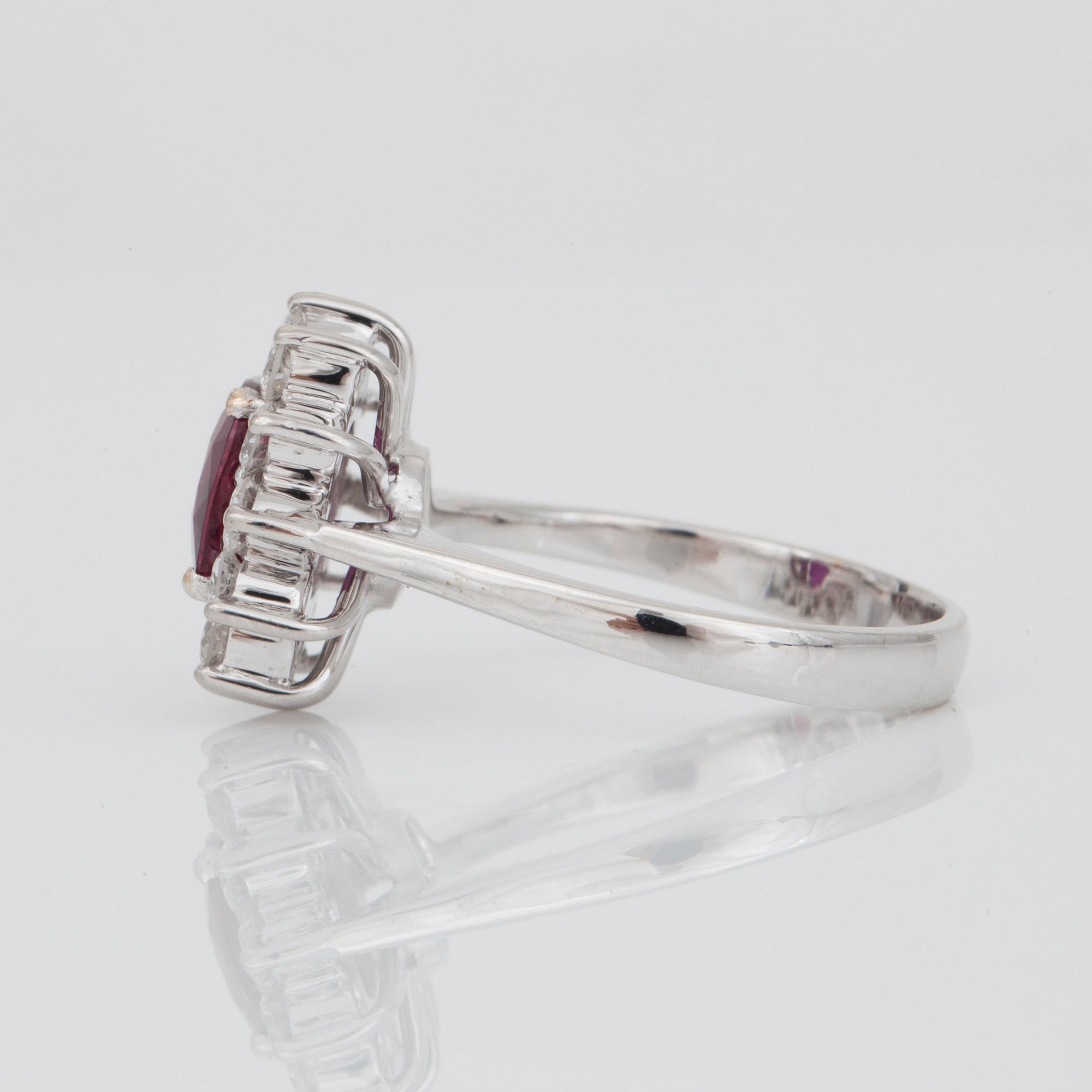 RING med rubin ca 2.00 ct, samt briljantslipade diamanter totalt ca 0.75 ct.