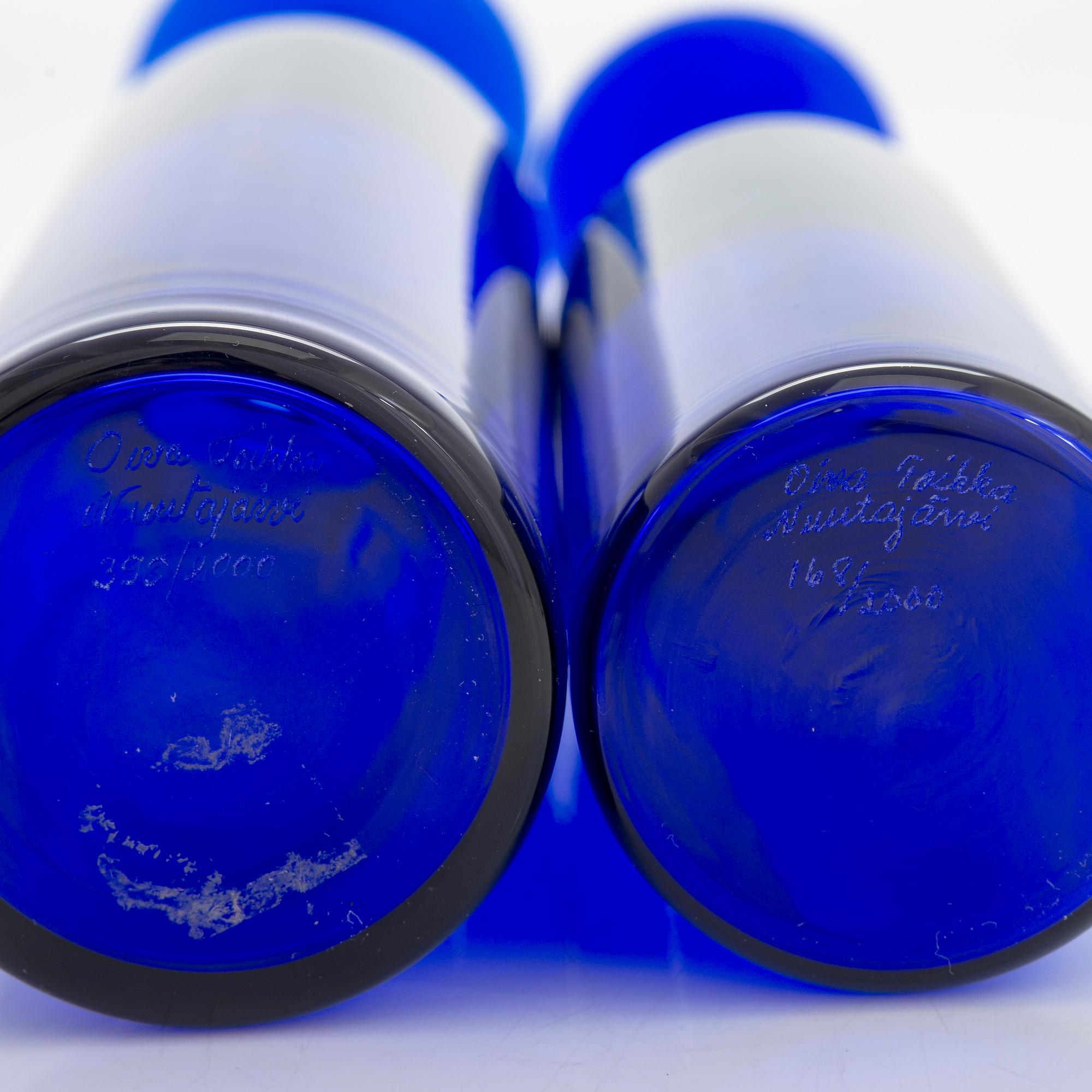 Oiva Toikka, two glass bottles, signed Oiva Toikka Nuutajärvi 168/2000 and 398/2000.