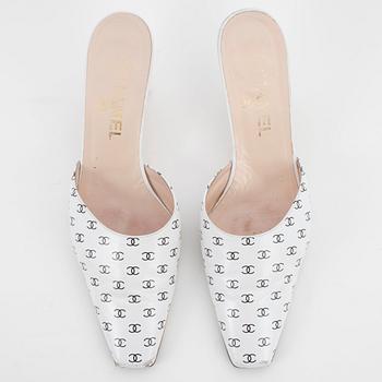 Chanel, SKOR, ett par slip-in, Chanel.