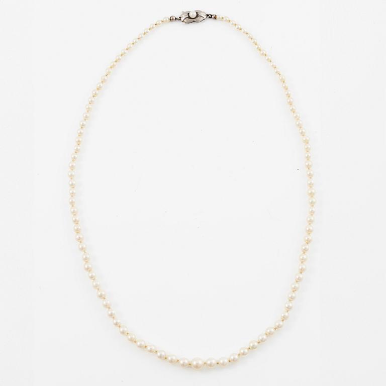 Necklace of cultured pearls with an 18K gold clasp and a cultured pearl.