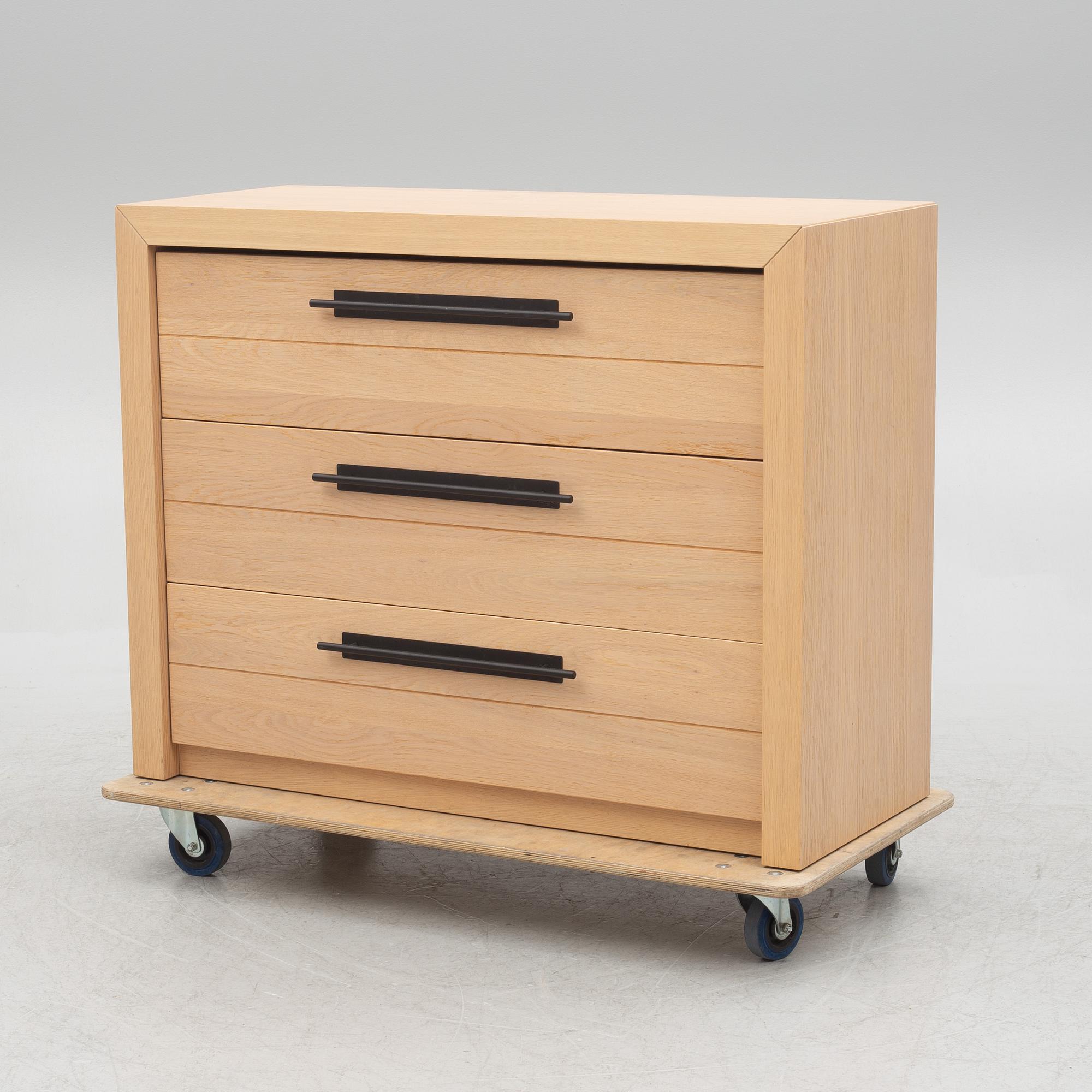 Torill Slettvoll, a dresser, Slettvoll.