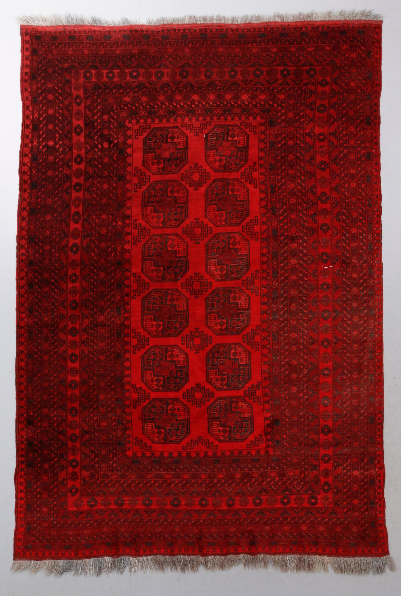 MATTA, orientalisk. Ca 305 x 204 cm.